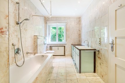 Bad mit raumhohen Marmorfliesen