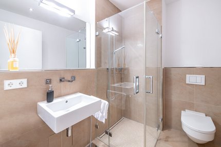 Analog zum Masterbad gestaltetes Duschbad