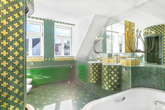 Opulent gestaltetes Bad