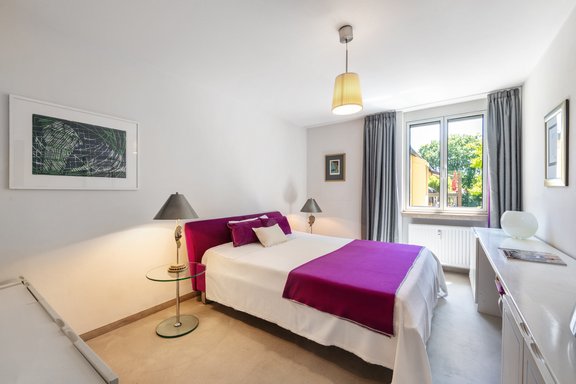 Helles, ruhiges Schlafzimmer