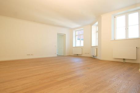 Spacious office unit in historic city palace with six offices and exclusive furnishings