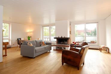 Großzügige Dachterrassen-Wohnung mit offenem Kamin