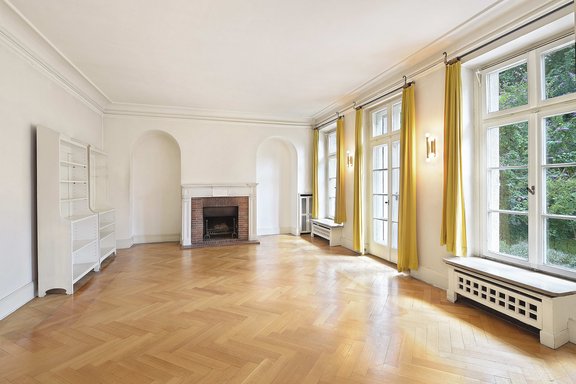 Wohnbereich mit Kamin und Gartenzugang