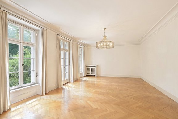 Essbereich mit umlaufendem Stuck