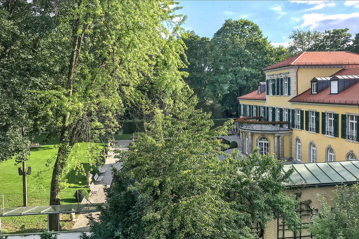 Blick aus dem 1 OG auf das Schloss Suresnes