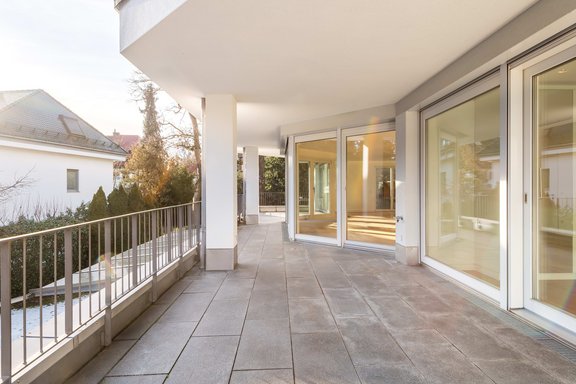 Ca. 45 m² große Südterrasse