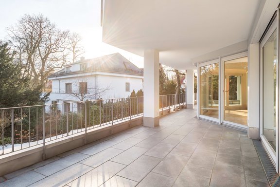 Südterrasse mit Blick ins Grüne