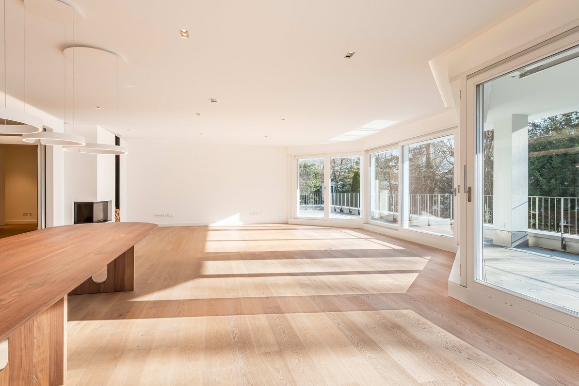 Moderner Wohn-/Essbereich