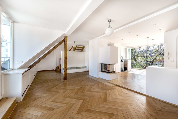 Wohnbereich mit Kamin im DG