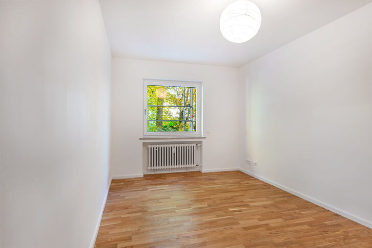 Helles Gäste-/Arbeitszimmer