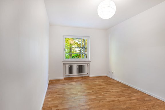 Helles Gäste-/Arbeitszimmer