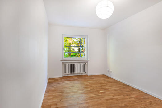 Helles Gäste-/Arbeitszimmer