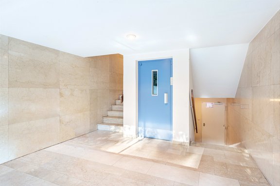 Attraktives Naturstein-Entree