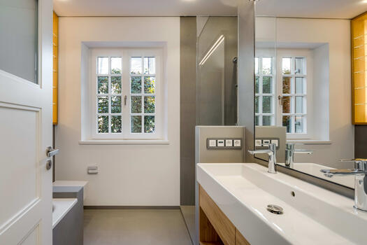 Badezimmer mit Tageslicht