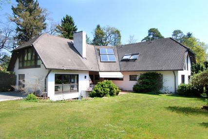 Großzügige, gepflegte Villa mit integrierter Einliegerwohnung/Praxis und schönem Südwestgarten