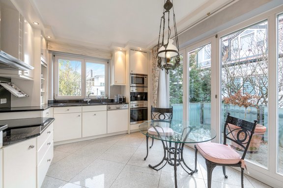 Küche mit Zugang zum Balkon