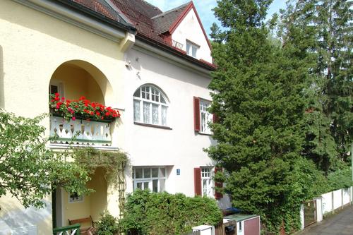 Großzügige Jugendstil-Villenhälfte von 1901