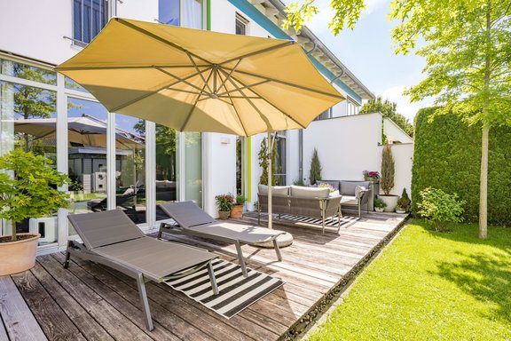 Zweiseitig umlaufende Terrasse