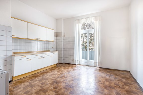 Kitchen with balcony