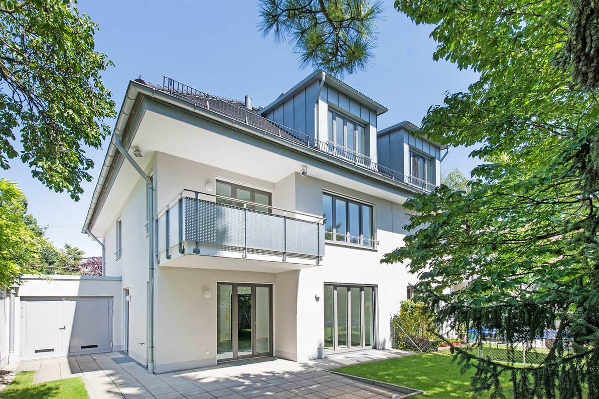 Hausansicht mit Garten