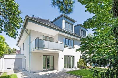 Spacious, modern house half with excellent cut and south garden