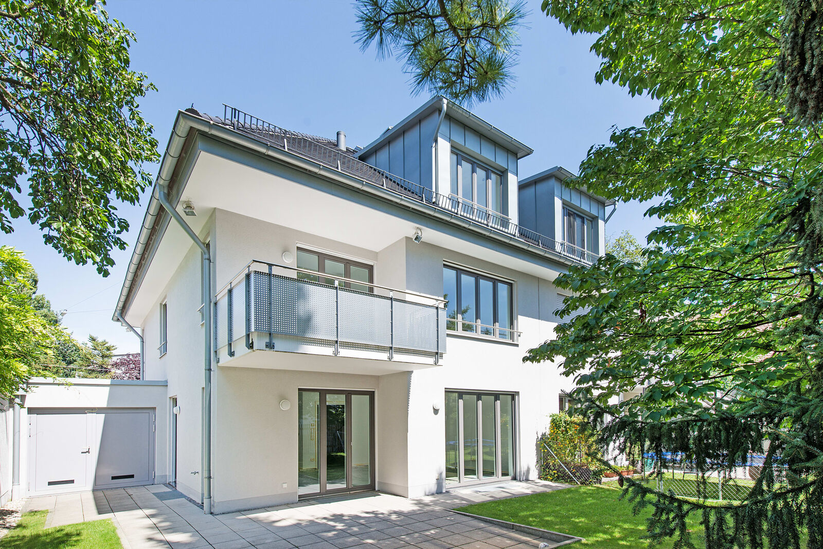 Hausansicht mit Garten