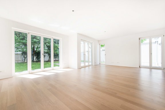 Living area with large glass fronts to the south