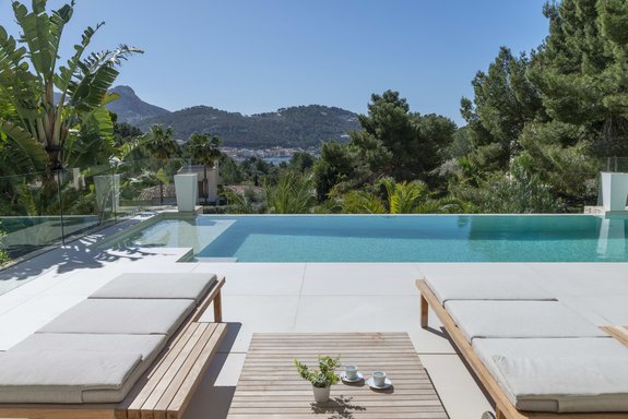 Exquisiter Infinity-Pool mit Blick bis zur Bucht