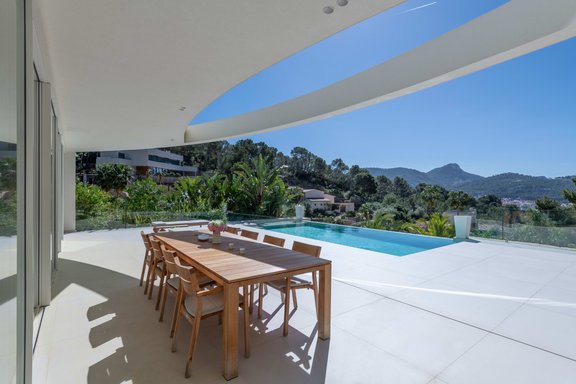 Stilvolles Outdoor-Living mit Panoramablick