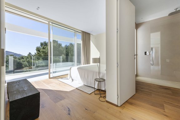 Lichtdurchfluteter Schlafbereich mit fließendem Übergang zum Bad en suite