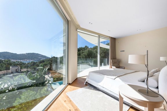 Eleganter Panorama-Schlafbereich mit Weitblick