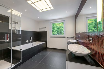 Das komfortable Bad ist elegant gestaltet