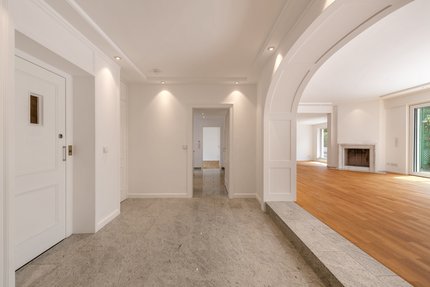 Der stilvolle Eingangsbereich mit Lift in die Wohnung