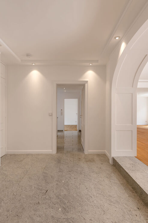Der stilvolle Eingangsbereich mit Lift in die Wohnung