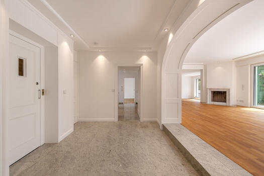 The stylish entrance area with elevator to the apartment