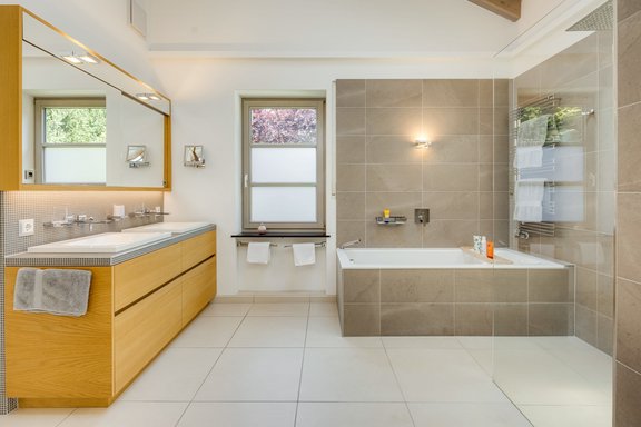 Großes, helles Masterbad