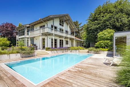 Großzügige, sanierte Familien-Villa mit Pool und Saunahaus