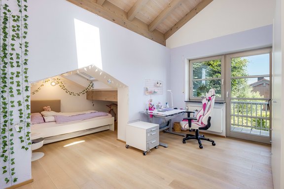 Kinderzimmer mit Schlafnische