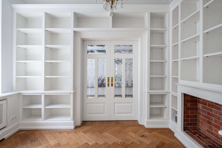 Bibliothek mit Deko-Kamin