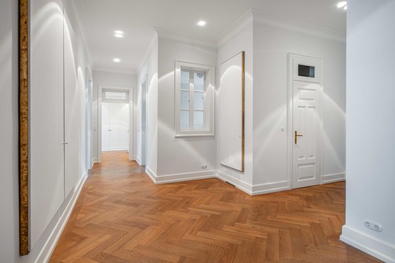 Geräumige Diele mit Schrankeinbauten