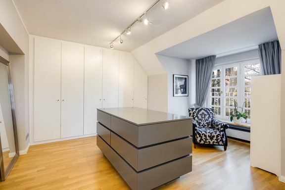 Ankleidezimmer mit hochwertigen Einbauten
