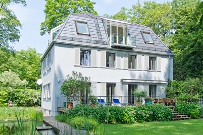 Spacious city villa with park-like south garden and swimming pond