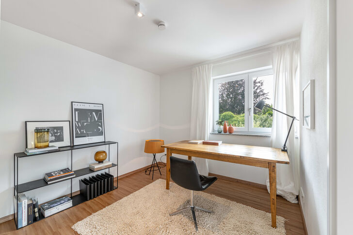 Freundliches Arbeitszimmer