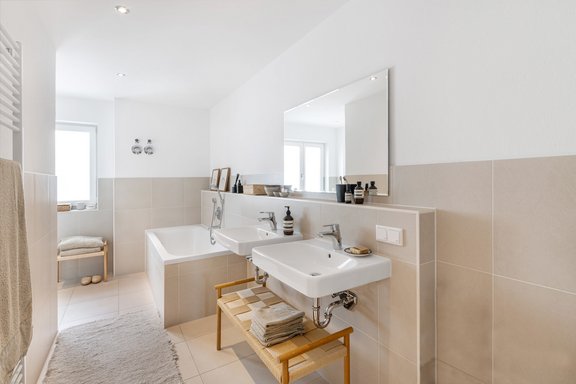 Geräumiges Tageslicht-Bad