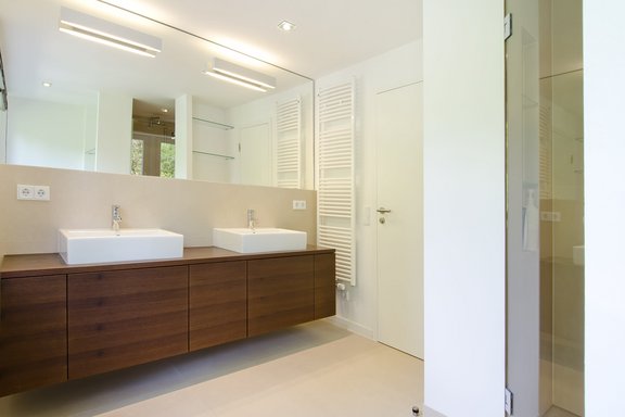 Modernes Badezimmer