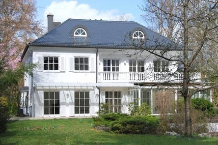 Großzügige Villa auf Parkgrundstück mit Schwimmhalle und Einliegerwohnung