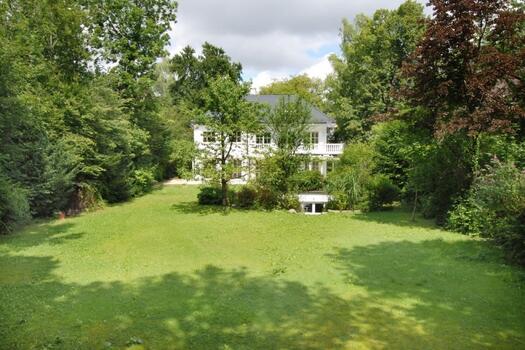 Blick auf Villa und Garten