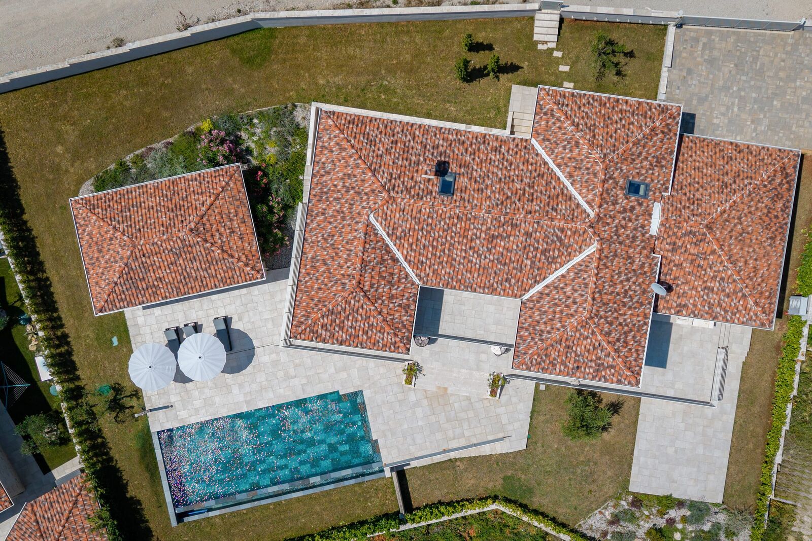 Aufsicht auf Haus und Pool