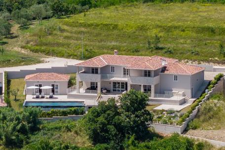 Großzügige Villa mit Pool, Naturblick & Stil – Istrien erleben zwischen Moderne & Tradition