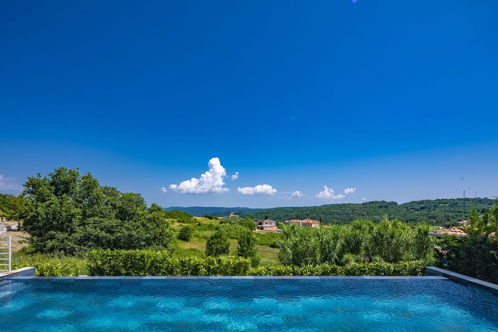 Weitblick über den Pool